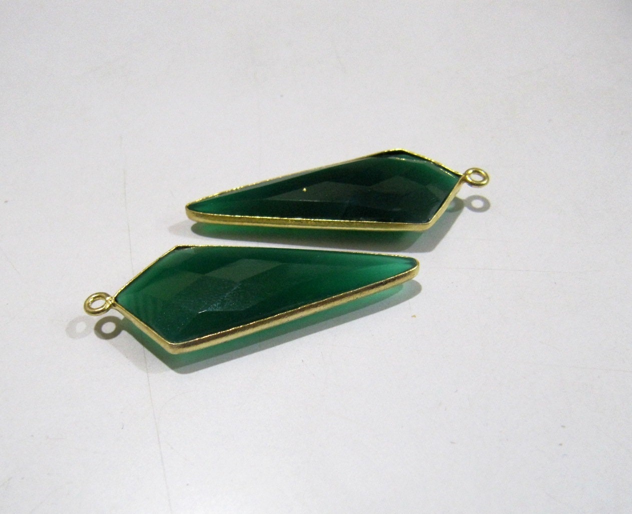 2 Pcs Natural Green Onyx Briolette Faceted 15x35mm Arrowhead charm pendant Single Loop Bezel Top Quality Gemstone Connectors