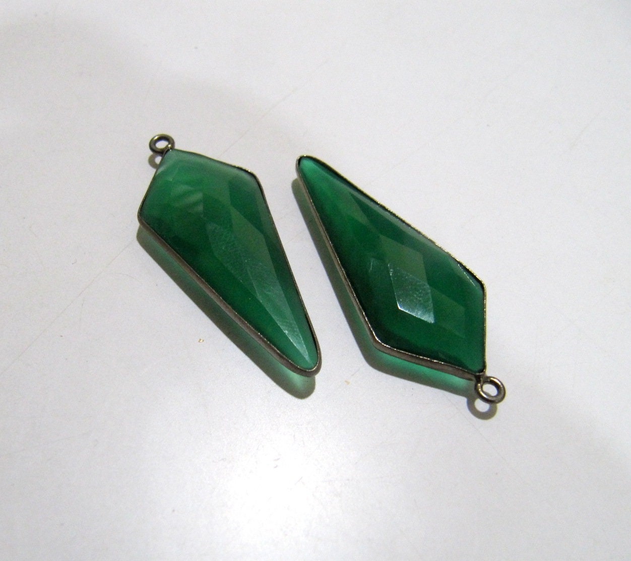 2 Pcs Natural Green Onyx Briolette Faceted 15x35mm Arrowhead charm pendant Single Loop Bezel Top Quality Gemstone Connectors