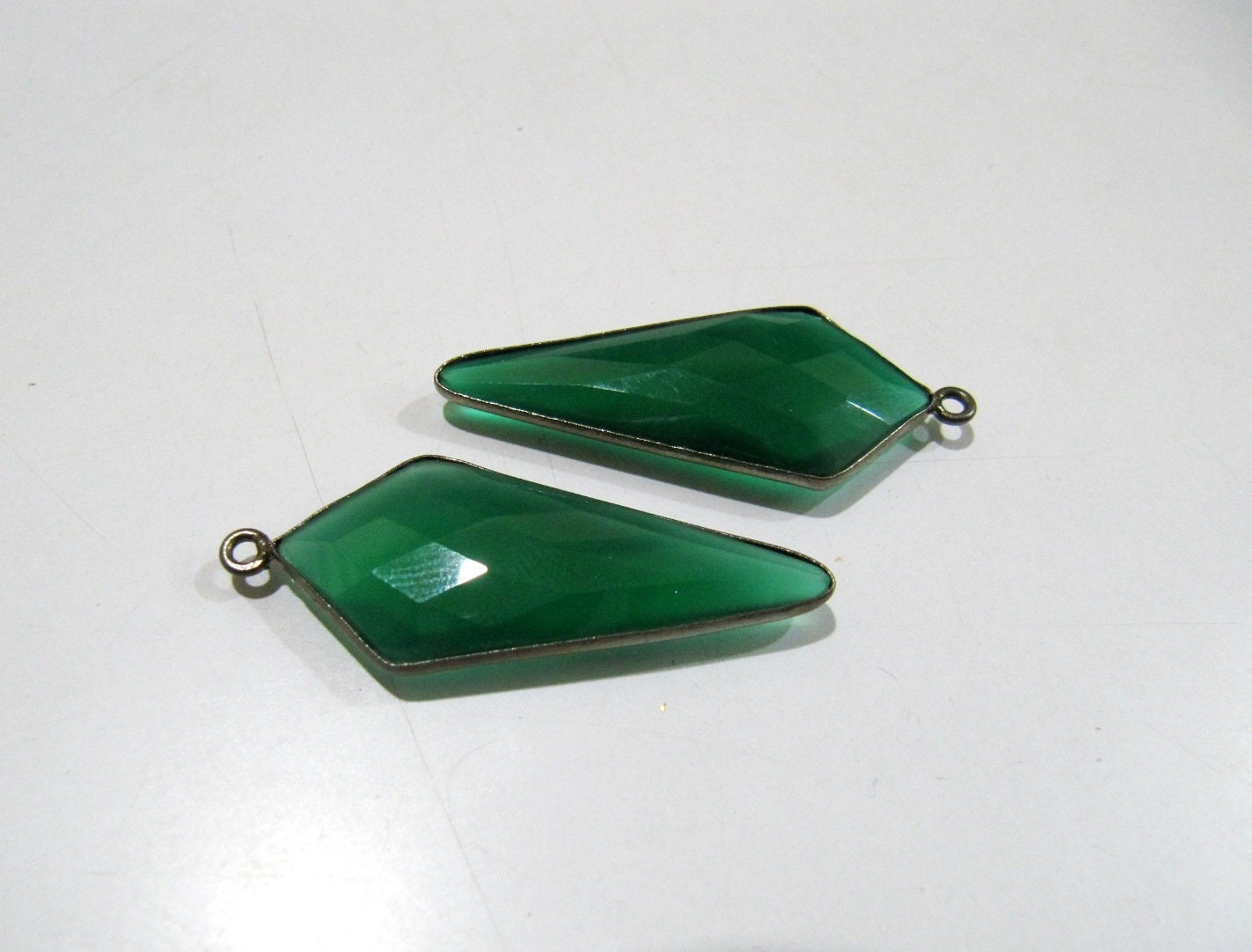 2 Pcs Natural Green Onyx Briolette Faceted 15x35mm Arrowhead charm pendant Single Loop Bezel Top Quality Gemstone Connectors