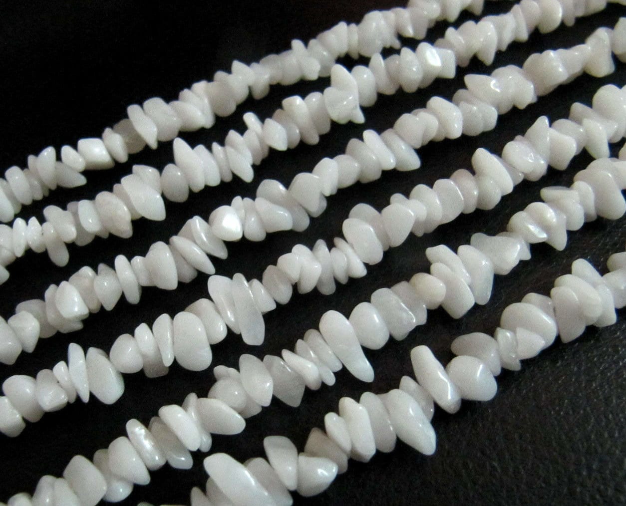 Natural White Agate Uncut Free shape Chip Beads 4mm-8mm Graduated best Quality Beads Strand 34inch Long Jewelry making uncut gemstone