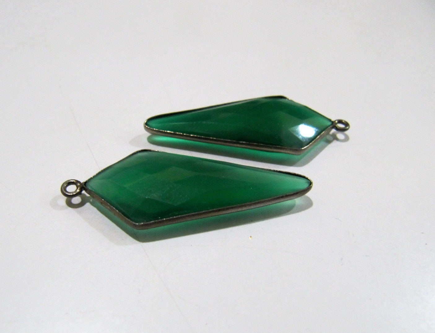 2 Pcs Natural Green Onyx Briolette Faceted 15x35mm Arrowhead charm pendant  Single Loop Bezel Top Quality Gemstone Connectors